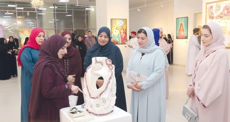يستمر حتى 29 أكتوبر الجاري .. «جواهر فنية» تبرز الموروث الثقافـي وتجسد إبداع المرأة العمانية